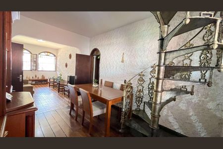 Casa à venda com 4 quartos, 244m² em Ouro Preto, Belo Horizonte