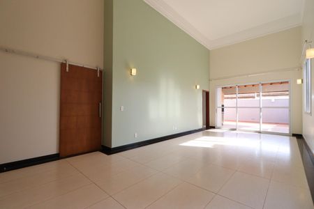 Casa de condomínio para alugar com 200m², 3 quartos e 4 vagasSala