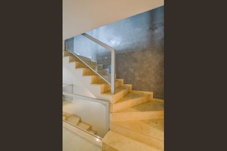 Casa à venda com 409m², 6 quartos e 6 vagas Casa à venda com 409m², 6 quartos e 6 vagasEscada