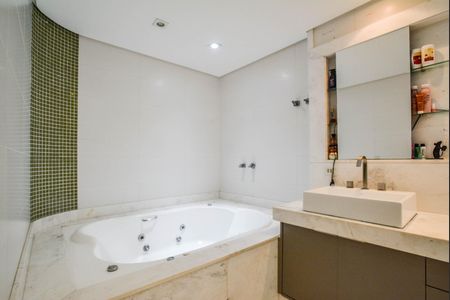 Casa à venda com 409m², 6 quartos e 6 vagas Casa à venda com 409m², 6 quartos e 6 vagasBanheiro da Suíte 1