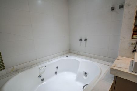 Casa à venda com 409m², 6 quartos e 6 vagas Casa à venda com 409m², 6 quartos e 6 vagasBanheiro da Suíte 1