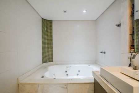 Casa à venda com 409m², 6 quartos e 6 vagas Casa à venda com 409m², 6 quartos e 6 vagasBanheiro da Suíte 1