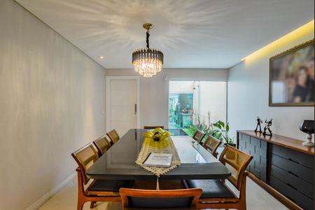 Casa à venda com 409m², 6 quartos e 6 vagas Casa à venda com 409m², 6 quartos e 6 vagasSala de Jantar