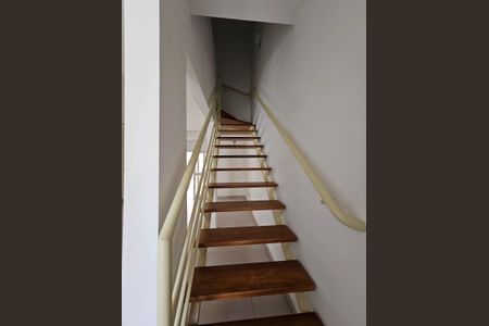 Casa de condomínio à venda com 110m², 3 quartos e 2 vagas Casa de condomínio à venda com 110m², 3 quartos e 2 vagasEscada