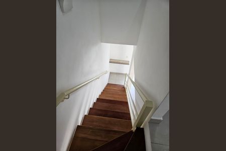 Casa de condomínio à venda com 110m², 3 quartos e 2 vagas Casa de condomínio à venda com 110m², 3 quartos e 2 vagasEscada