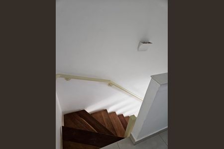 Casa de condomínio à venda com 110m², 3 quartos e 2 vagas Casa de condomínio à venda com 110m², 3 quartos e 2 vagasEscada