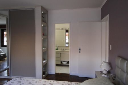 Casa à venda com 300m², 4 quartos e 2 vagasSuíte