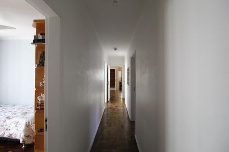 Casa à venda com 300m², 4 quartos e 2 vagasCorredor