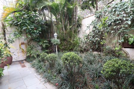 Casa à venda com 300m², 4 quartos e 5 vagas Casa à venda com 300m², 4 quartos e 5 vagasJardim