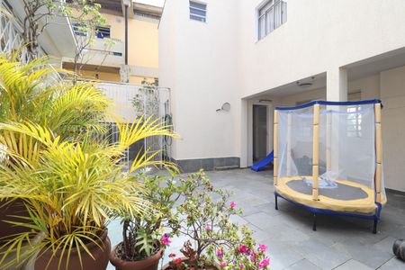Casa à venda com 300m², 4 quartos e 5 vagas Casa à venda com 300m², 4 quartos e 5 vagasQuintal