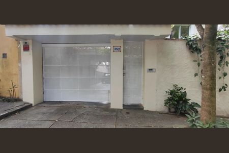 Casa à venda com 300m², 4 quartos e 5 vagas Casa à venda com 300m², 4 quartos e 5 vagasFachada