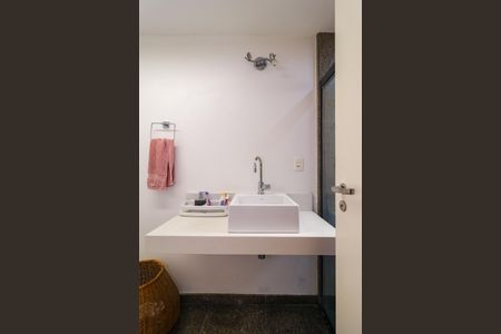 Apartamento à venda com 340m², 4 quartos e 5 vagas Apartamento à venda com 340m², 4 quartos e 5 vagasBanheiro da Suíte 2