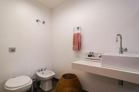 Apartamento à venda com 340m², 4 quartos e 5 vagas Apartamento à venda com 340m², 4 quartos e 5 vagasBanheiro da Suíte 2