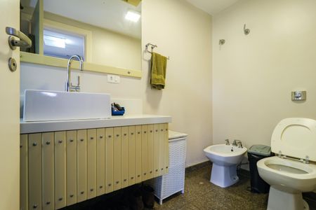 Apartamento à venda com 340m², 4 quartos e 5 vagas Apartamento à venda com 340m², 4 quartos e 5 vagasBanheiro da Suíte 3