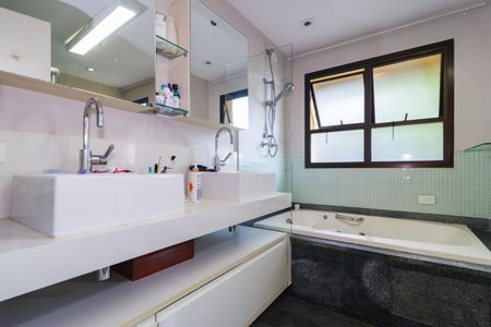 Apartamento à venda com 340m², 4 quartos e 5 vagas Apartamento à venda com 340m², 4 quartos e 5 vagasBanheiro da Suíte 1