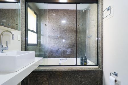 Apartamento à venda com 340m², 4 quartos e 5 vagas Apartamento à venda com 340m², 4 quartos e 5 vagasBanheiro da Suíte 4