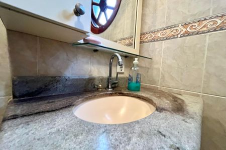 Casa à venda com 107m², 3 quartos e 2 vagas Casa à venda com 107m², 3 quartos e 2 vagasBanheiro Corredor
