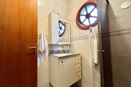 Casa à venda com 107m², 3 quartos e 2 vagas Casa à venda com 107m², 3 quartos e 2 vagasBanheiro Corredor