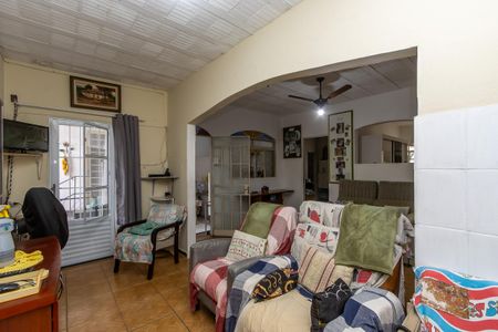 Casa à venda com 250m², 8 quartos e 4 vagas Casa à venda com 250m², 8 quartos e 4 vagasSala