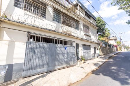 Casa à venda com 250m², 8 quartos e 4 vagas Casa à venda com 250m², 8 quartos e 4 vagasFachada