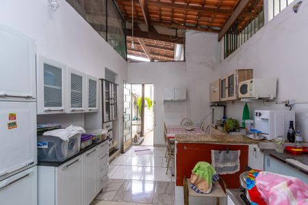 Casa à venda com 250m², 8 quartos e 4 vagas Casa à venda com 250m², 8 quartos e 4 vagasCozinha