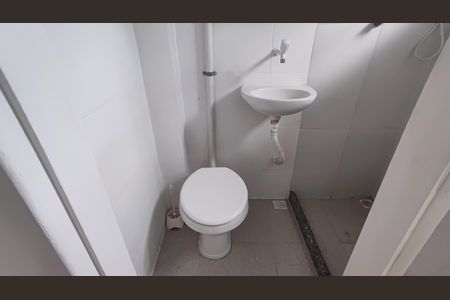 Banheiro  de kitnet/studio para alugar com 1 quarto, 25m² em Gardênia Azul, Rio de Janeiro