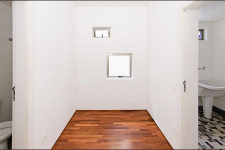 Apartamento à venda com 275m², 4 quartos e 3 vagas Apartamento à venda com 275m², 4 quartos e 3 vagasQuarto de serviço