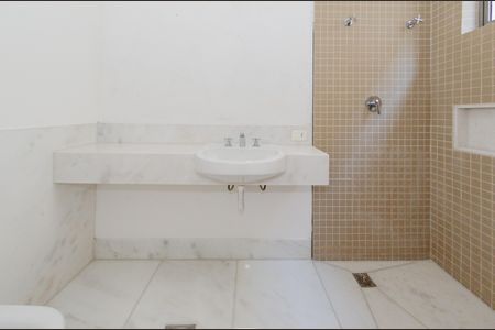 Apartamento à venda com 275m², 4 quartos e 3 vagas Apartamento à venda com 275m², 4 quartos e 3 vagasBanheiro da Suíte 2