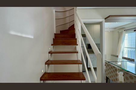 Apartamento para alugar com 97m², 2 quartos e 1 vaga Apartamento para alugar com 97m², 2 quartos e 1 vagaEscada