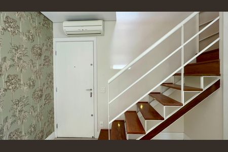 Apartamento para alugar com 97m², 2 quartos e 1 vaga Apartamento para alugar com 97m², 2 quartos e 1 vagaEscada