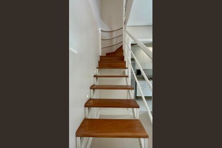 Apartamento para alugar com 97m², 2 quartos e 1 vaga Apartamento para alugar com 97m², 2 quartos e 1 vagaEscada