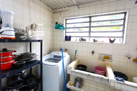 Casa à venda com 700m², 4 quartos e 6 vagas Casa à venda com 700m², 4 quartos e 6 vagasÁrea de Serviço