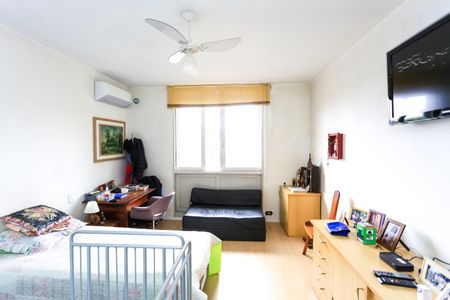 Casa à venda com 700m², 4 quartos e 6 vagas Casa à venda com 700m², 4 quartos e 6 vagasSuíte 2