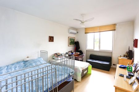 Casa à venda com 700m², 4 quartos e 6 vagas Casa à venda com 700m², 4 quartos e 6 vagasSuíte 2