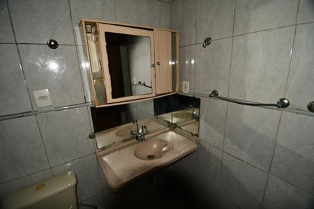 Casa à venda com 74m², 2 quartos e 2 vagasBanheiro 1