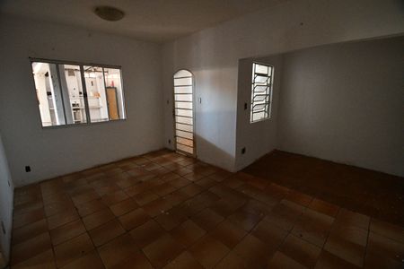 Casa à venda com 74m², 2 quartos e 2 vagasSala