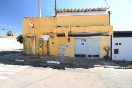 Casa à venda com 74m², 2 quartos e 2 vagasFachada / Placa