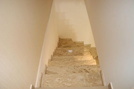 Escada de casa de condomínio para alugar com 2 quartos, 96m² em Jardim Pioneira, Cotia