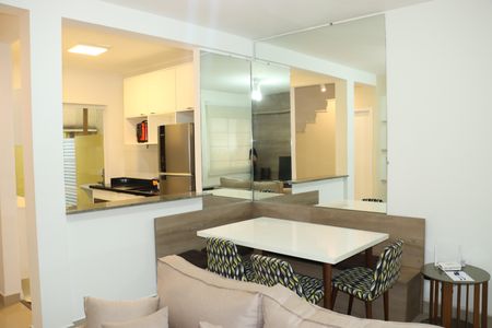 Sala de casa de condomínio para alugar com 2 quartos, 96m² em Jardim Pioneira, Cotia