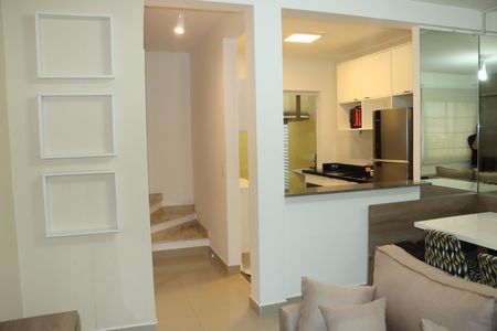 Sala de casa de condomínio para alugar com 2 quartos, 96m² em Jardim Pioneira, Cotia