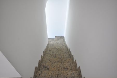 Casa à venda com 100m², 3 quartos e 2 vagasEscada