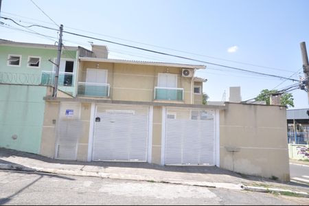 Casa à venda com 100m², 3 quartos e 2 vagas Casa à venda com 100m², 3 quartos e 2 vagasFachada