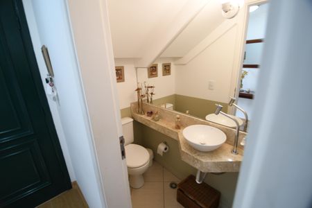 Casa de condomínio à venda com 180m², 5 quartos e 4 vagasLavabo