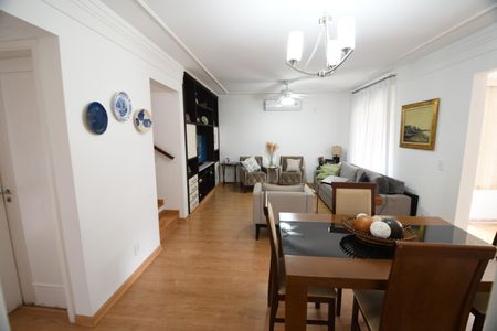 Casa de condomínio à venda com 180m², 5 quartos e 4 vagasSala