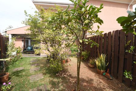 Casa de condomínio à venda com 180m², 5 quartos e 4 vagasQuintal