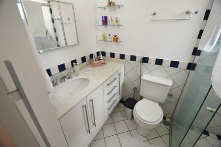 Casa de condomínio à venda com 180m², 5 quartos e 4 vagasBanheiro 1