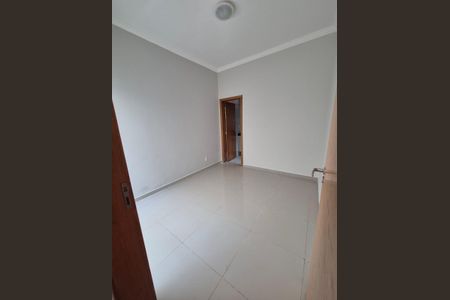 Sala de casa de condomínio para alugar com 3 quartos, 104m² em Alto Umuarama, Uberlândia