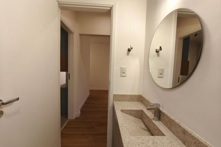 Banheiro de apartamento à venda com 1 quarto, 57m² em Centro, Campinas