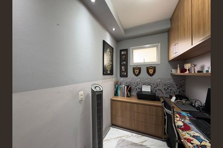 Casa à venda com 167m², 3 quartos e 4 vagas Casa à venda com 167m², 3 quartos e 4 vagasEscritório