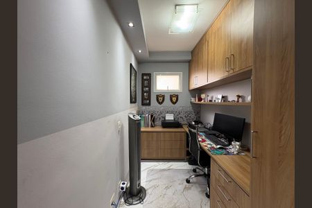 Casa à venda com 167m², 3 quartos e 4 vagas Casa à venda com 167m², 3 quartos e 4 vagasEscritório